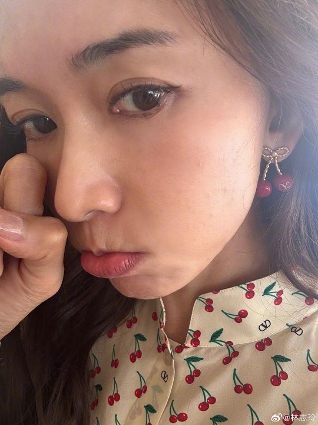 50岁林志玲带儿子现身戛纳称脸部过敏嘟嘴再现招牌撒娇动作“哭哭”(图2)