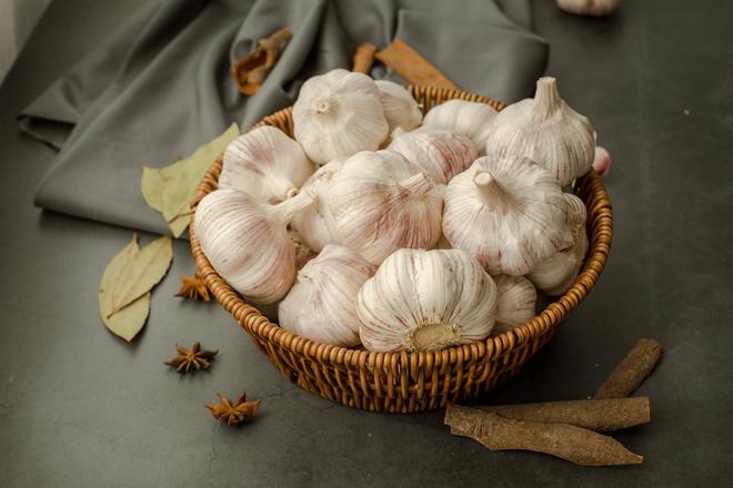 大蒜立大功？浙大研究发现：大蒜可在24小时清除20%有害菌群？(图1)