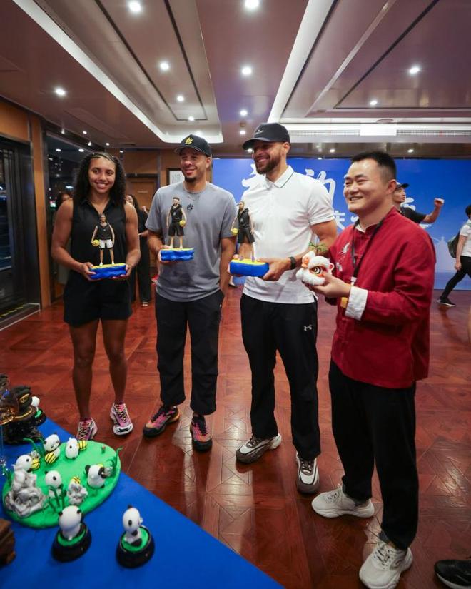 库里也来研磨下笔！库里更推：这趟中国行太让我感动了(图1)